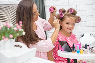 Mom and daughter do makeup