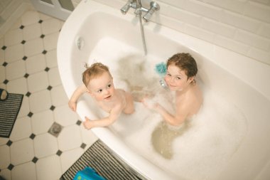 Brothers bathe in the bathroom