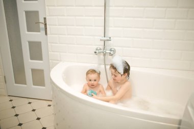 Brothers bathe in the bathroom