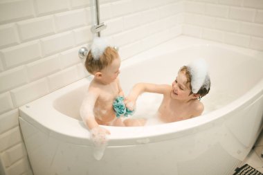 Brothers bathe in the bathroom