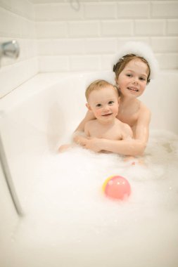 Brothers bathe in the bathroom