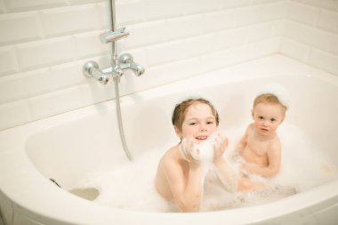 Brothers bathe in the bathroom