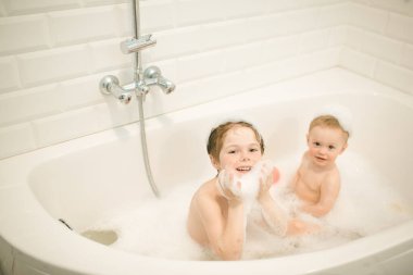 Brothers bathe in the bathroom