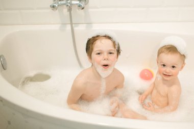 Brothers bathe in the bathroom