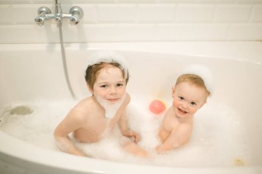 Brothers bathe in the bathroom