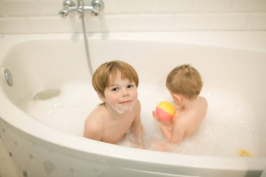 Brothers bathe in the bathroom