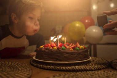 Mumlu çikolatalı pasta.