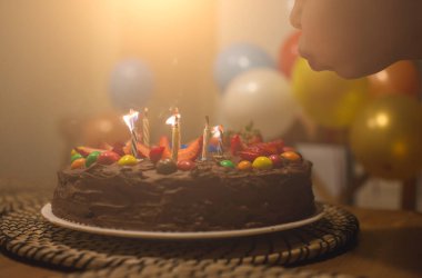 Mumlu çikolatalı pasta.