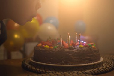 Mumlu çikolatalı pasta.