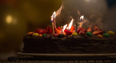 Mumlu çikolatalı pasta.