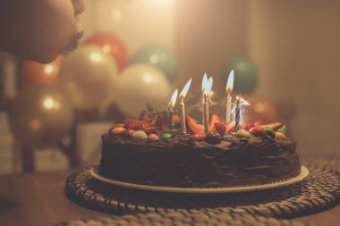 Mumlu çikolatalı pasta.