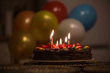 Mumlu çikolatalı pasta.