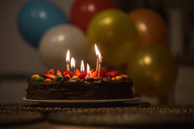 Mumlu çikolatalı pasta.