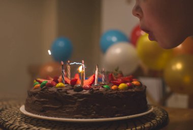Mumlu çikolatalı pasta.