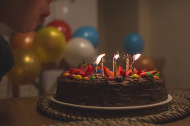Mumlu çikolatalı pasta.