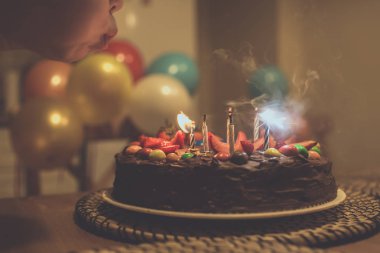 Mumlu çikolatalı pasta.