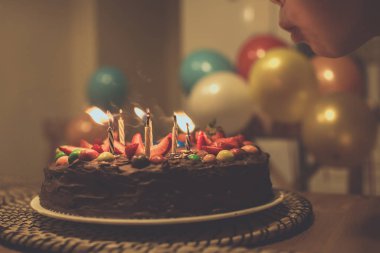 Mumlu çikolatalı pasta.