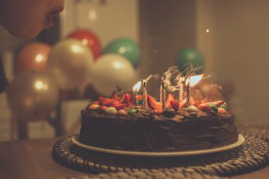 Mumlu çikolatalı pasta.