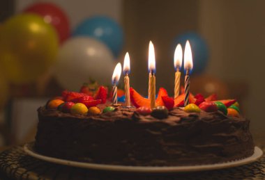 Mumlu çikolatalı pasta.