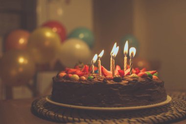Mumlu çikolatalı pasta.