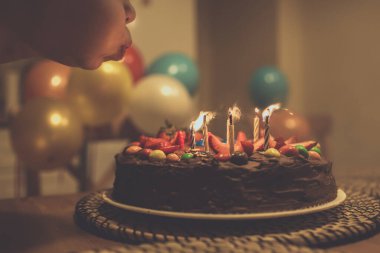 Mumlu çikolatalı pasta.