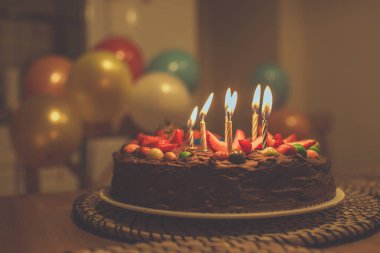 Mumlu çikolatalı pasta.