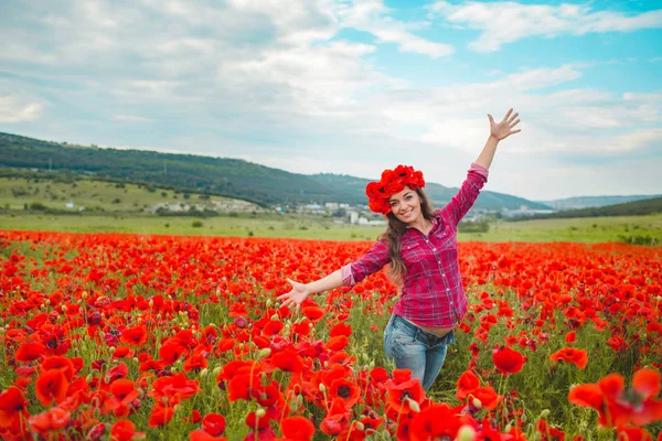 Femme enceinte dans un champ de pavot — Photo