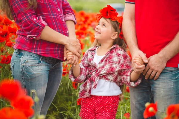 Donna incinta suo marito e la loro figlia nel campo di papavero — Foto Stock