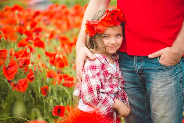 Papà e figlia in un campo di papaveri — Foto Stock