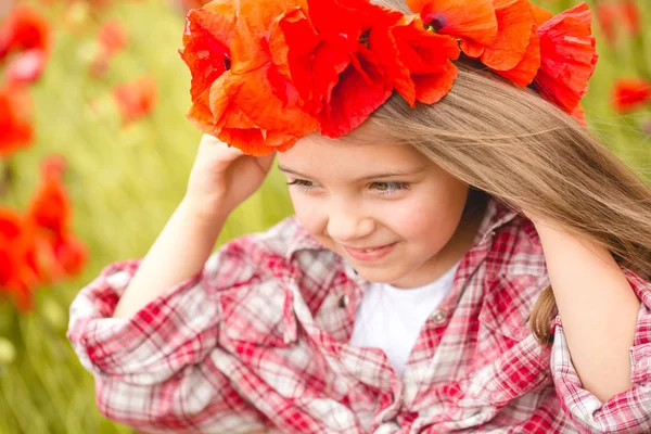 Ragazza nel campo di papavero — Foto Stock