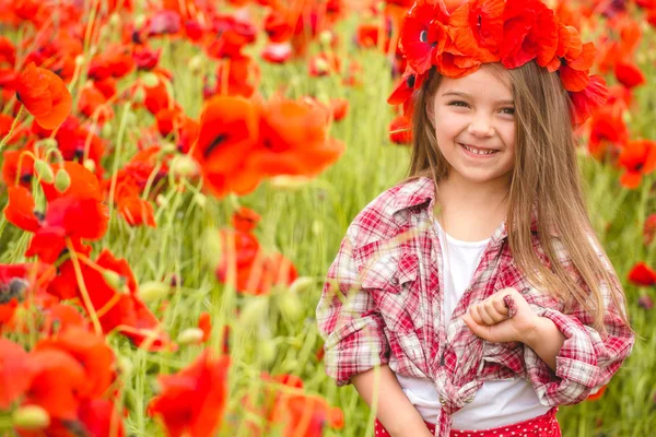 Ragazza nel campo di papavero — Foto Stock