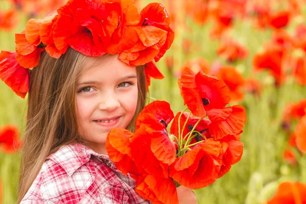 Menina no campo de papoula — Fotografia de Stock