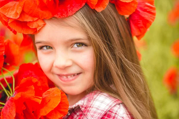 Girl in the poppy field — Stock Photo, Image