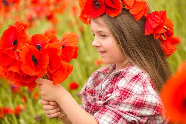 Ragazza nel campo di papavero — Foto Stock