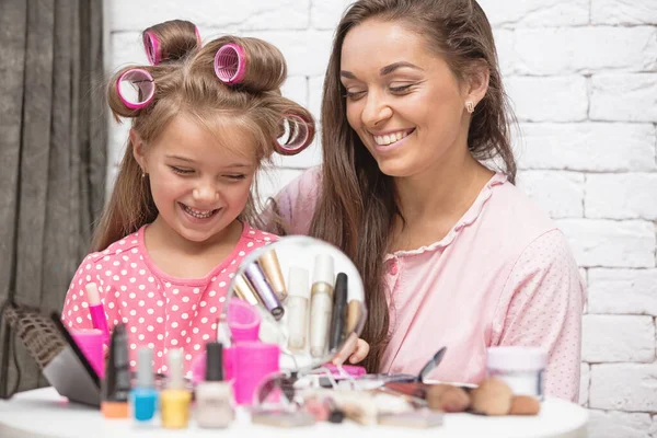 Mama i córka robią makijaż — Zdjęcie stockowe