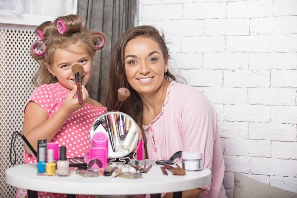 Mom and daughter do makeup — Stok fotoğraf