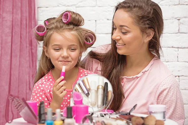 Mom and daughter do makeup — 스톡 사진