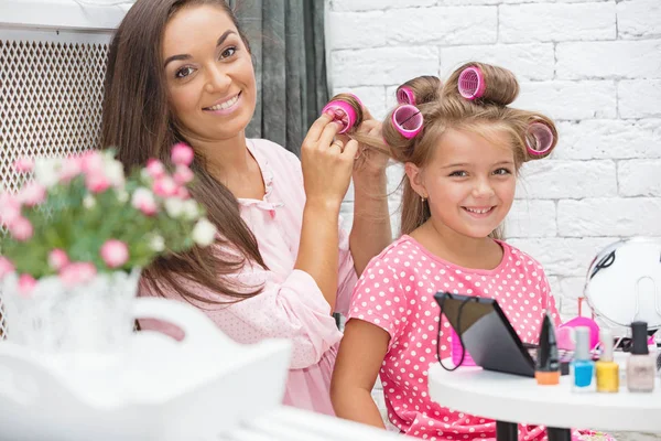 Maman et fille font du maquillage — Photo