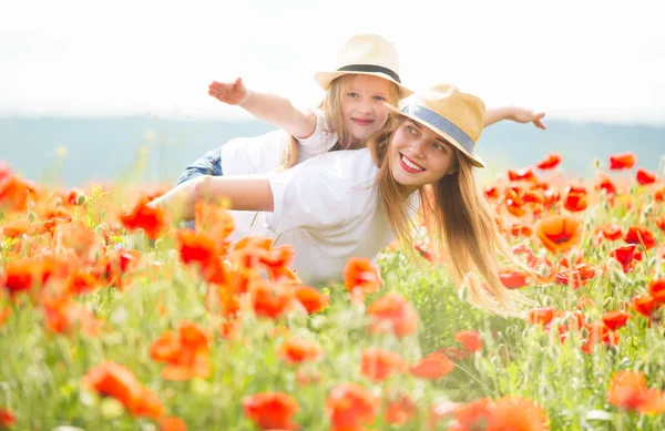 Family in poppy field — Stock Photo, Image