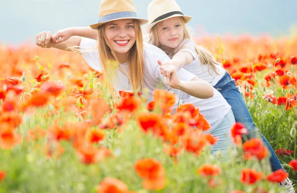 Family in poppy field — Stock Photo, Image