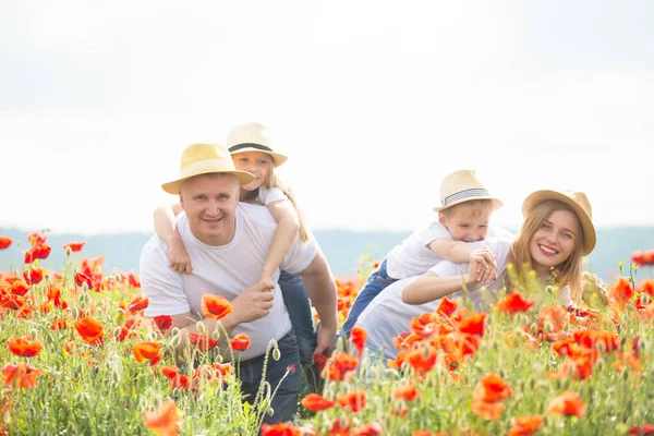 Famiglia nel campo del papavero — Foto Stock