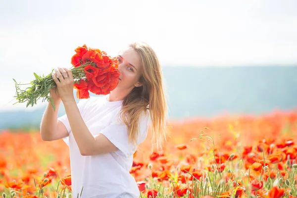 Joven hermosa mujer rubia en el campo de amapola —  Fotos de Stock