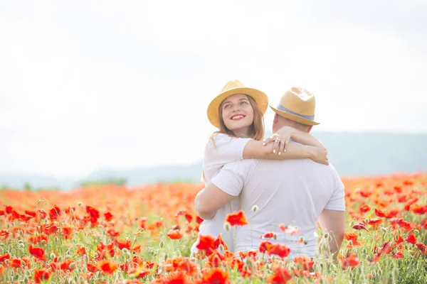 Casal amoroso no campo de papoula — Fotografia de Stock