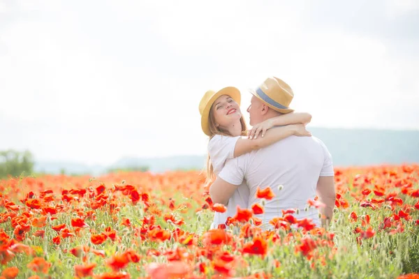 Couple aimant dans le champ de pavot — Photo