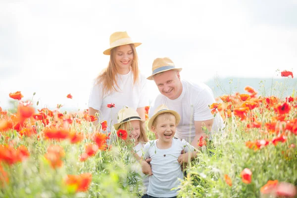 Família no campo da papoula — Fotografia de Stock