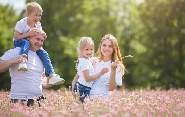 Familie op vakantie in het dorp — Stockfoto