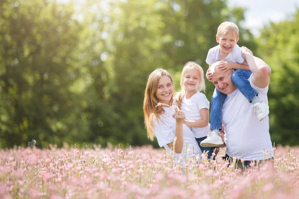 Family on holiday in the village — Stockfoto