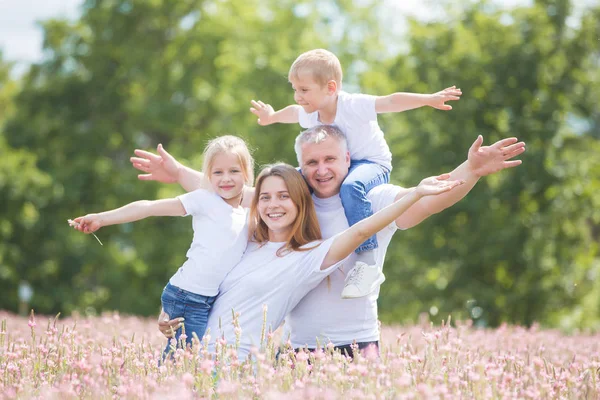 Familie op vakantie in het dorp — Stockfoto