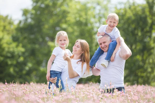 Family on holiday in the village — Stockfoto