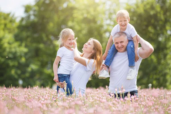 Familie op vakantie in het dorp — Stockfoto